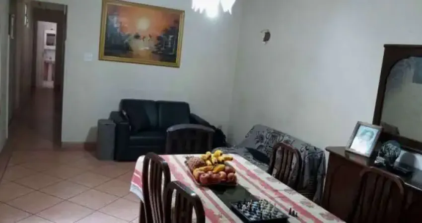 Em frente à praia. três dormitórios, dependência, área de serviço. ótimo local.