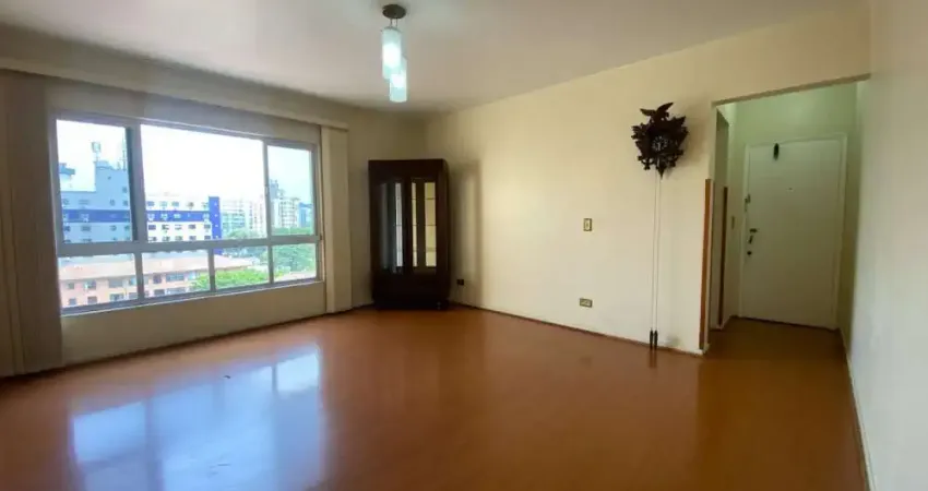 Dois dormitórios, dependência. amplo. vaga fechada. elevador