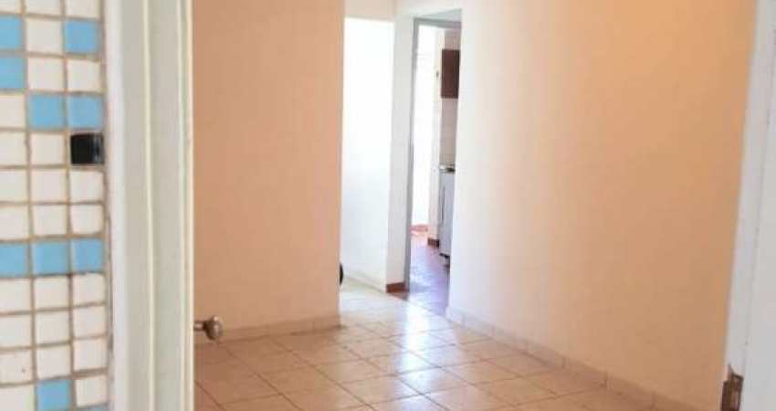 Um dormitório. Sala ampla, elevador, portaria 24 hs, garagem