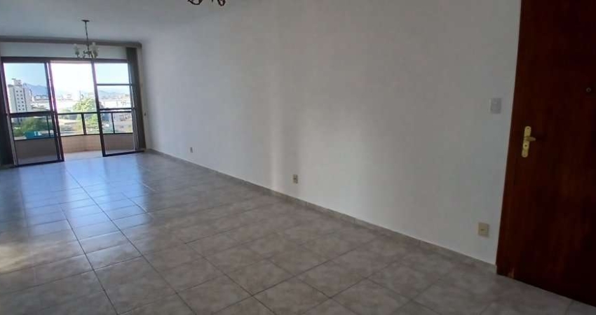 Três dormitórios, suíte, vaga demarcada. Conservado de 140m2