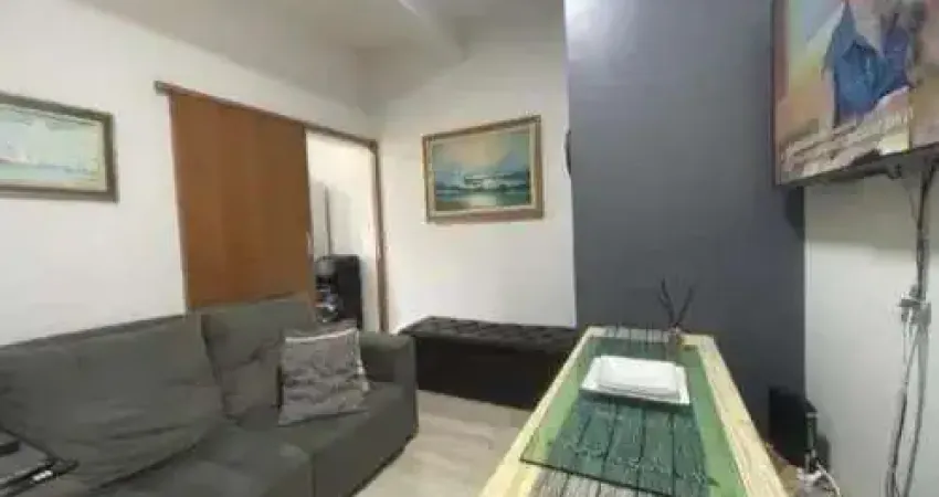 Um dormitório reformado com armários, suíte quadra da praia.