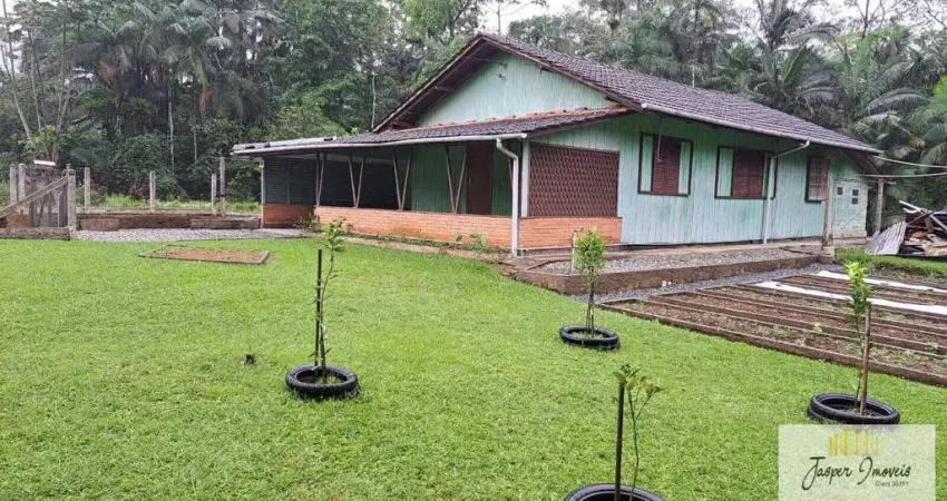 Terreno a venda em Pirabeiraba, com 836 m², com casa de madeira