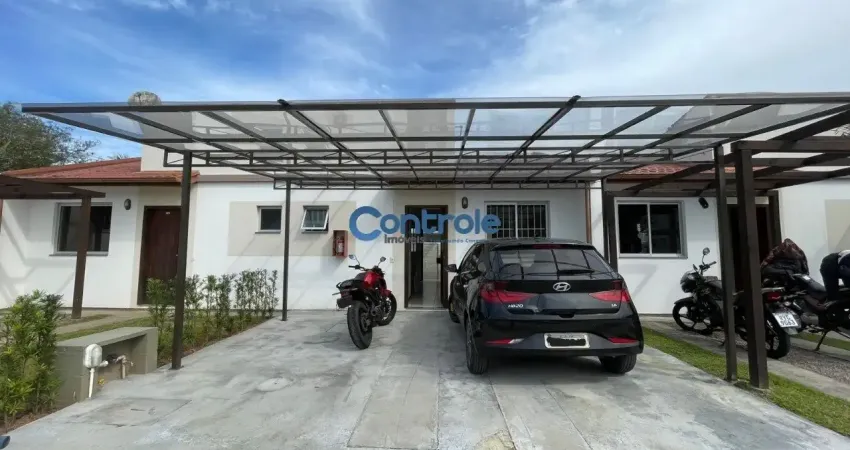 Casa condomínio fechado, 2 quartos, 2 vagas de garagem, cozinha americana.