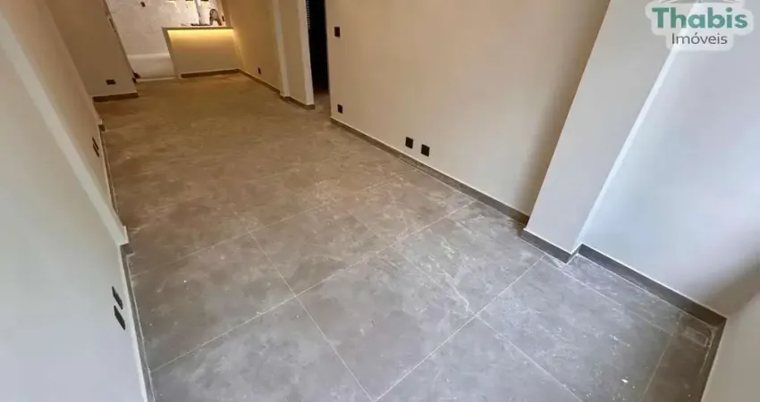 Apartamento 2 dormitórios, reformado, com dependência de empregada, vaga de garagem em frente à praia no josé menino