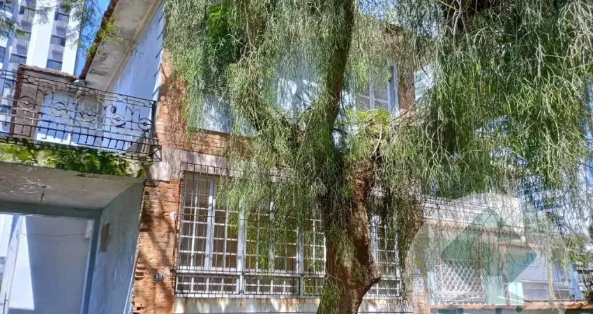 Sobrado (perto do canal 4), sala ampla, saleta, 5 dormitórios, sendo duas suítes, 4 banheiros