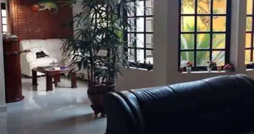 Sobrado (340m2), com 4 dormitórios, sendo 4 suítes, piscina, 4 vagas de garagem