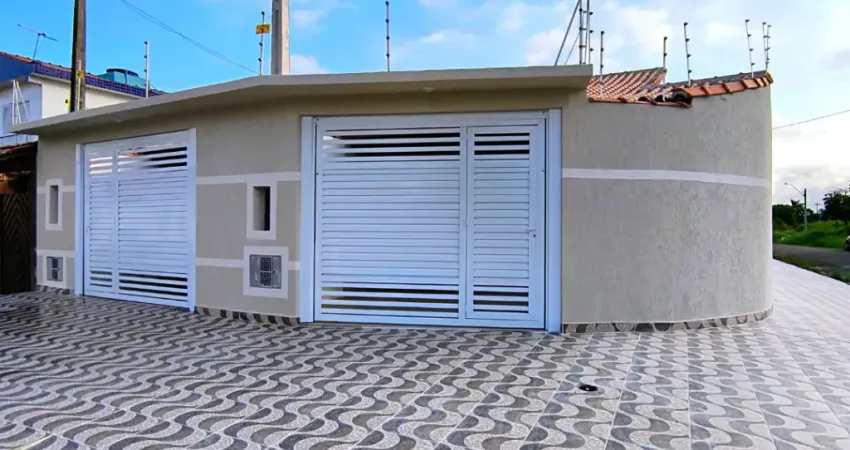 Casa nova lado praia com Piscina