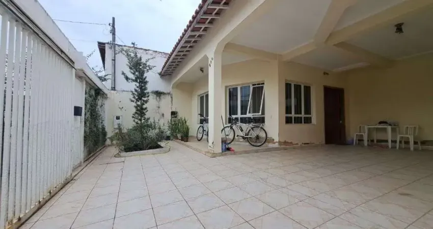 Casa térrea de 3 dormitórios (1 suíte), 214m2 em ótima localização à venda por R$799.000 na Vila Areal em Indaiatuba SP