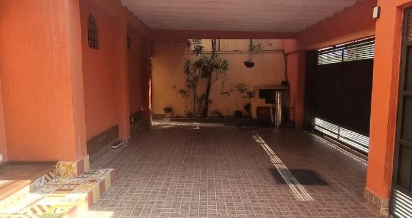 CASA AMPLA, COM LAYOUT VERSÁTIL, PRÓXIMO DA PRAÇA VINICIUS DE MORAIS