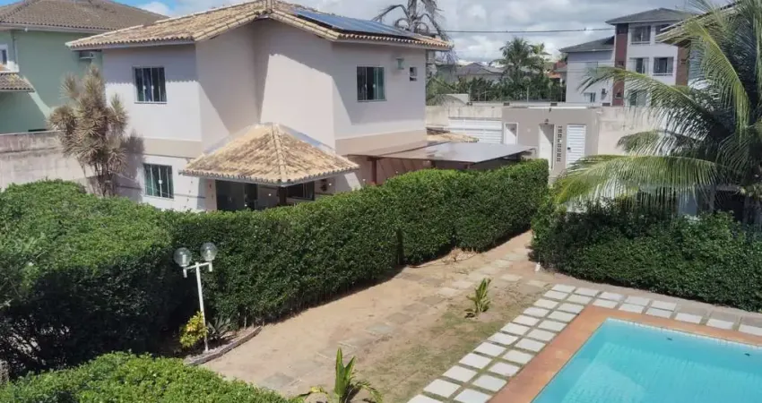 Casa reformada, com energia solar, linda e ampla em condomínio fechado com 3 suítes, sendo 2 (duas) com closet e uma com varanda privativa.