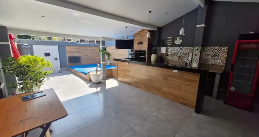 Maravilhosa casa linear de conceito aberto em condomínio na taquara