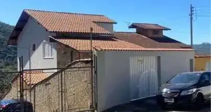 Sobrado à venda no bairro Estância São José - Poços de Caldas/MG