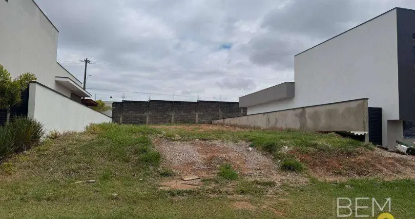 Terreno à venda localizado no condomínio una, quadra d, lote 13. com 360 m², é praticamente plano, situado entre duas casas térreas e próximo à portar