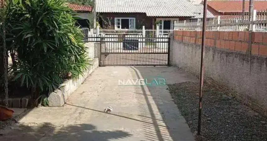 Ampla Casa com Sala Comercial na Quadra do Mar – Meia Praia, Navegantes