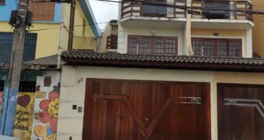 SOBRADO COM FINO ACABAMENTO NO PARQUE JABAQUARA.
