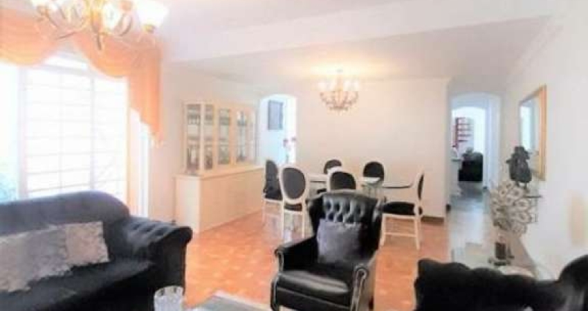 Casa com 4 Quartos, 1 Suíte, 4 banheiros à Venda, 250 m² por R$ 990.000