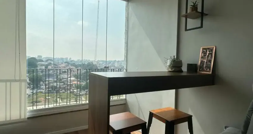 APARTAMENTO COM FINO ACABAMENTO, REPLETO DE ARMÁRIOS.