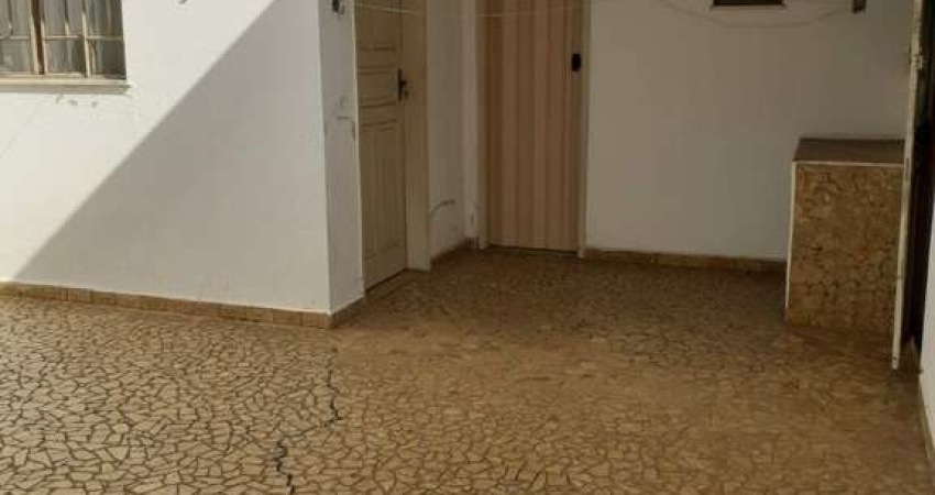 Casa térrea a venda travessa da rua Antônio Gil.