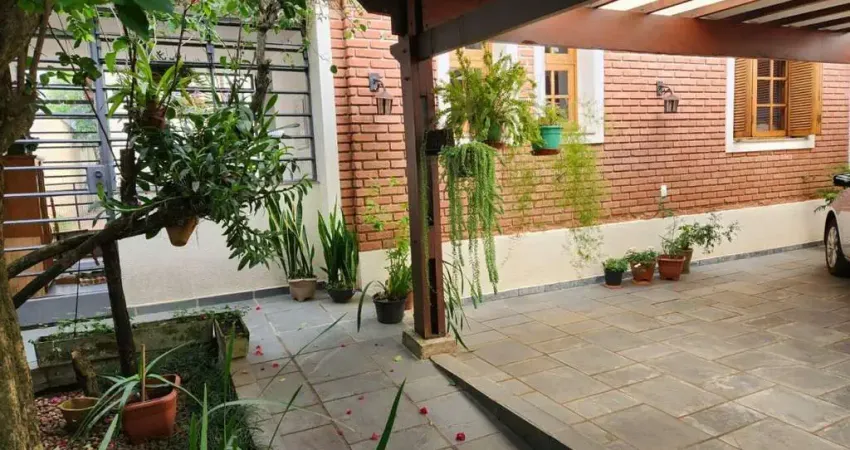 CASA TÉRREA A VENDA COM 03 QUARTOS, SENDO 02 SUÍTES, 04 VAGAS DE GARAGEM.