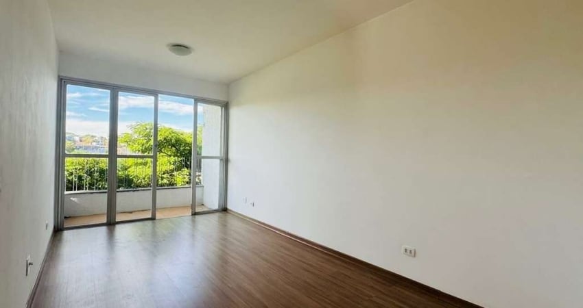 APARTAMENTO COM FINO ACABAMENTO, REPLETO DE ARMÁRIOS.