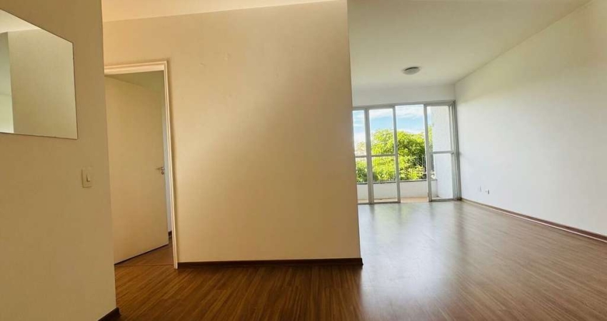 APARTAMENTO COM FINO ACABAMENTO, REPLETO DE ARMÁRIOS.