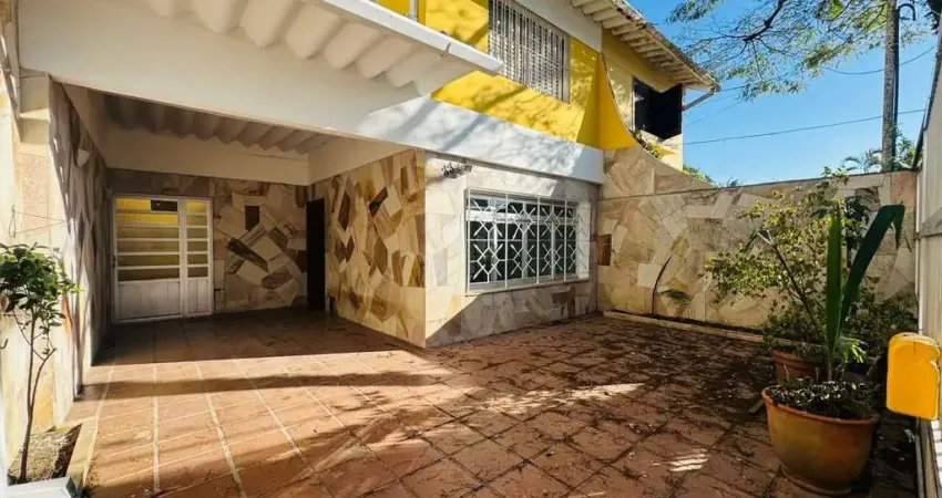 Sobrado Espaçoso em Rua Arborizada no Jardim Prudência!