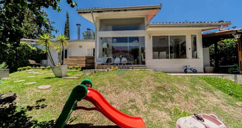 'Luxo Moderno: Casa Exclusiva na Granja Viana'