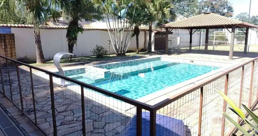 CASA TÉRREA EM CONDOMÍNIO COM 4 DORMITÓRIOS, 3 BANHEIROS, 4 VAGAS, PISCINA, CAMPO GRAMADO, ÁREA GOURMET, 3 SALAS, COZINHA PLANEJADA, TERRENO DE 1.400M2, A.C  479M2, MEDEIROS, JUNDIAÍ-SP