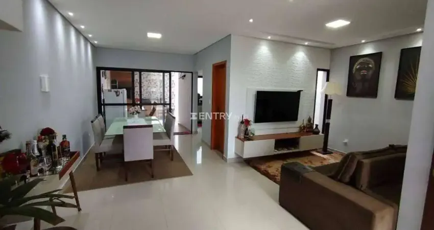 Casa a venda, 3 dormitórios, sendo 1 suíte, rico em planejados, excelente localização.