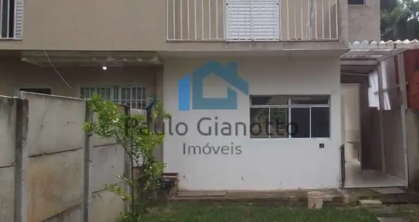 Casa em cotia c/ 2 quartos, 1 suíte, 2 vagas e quintal c/ gramado espaçoso!