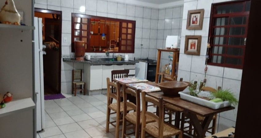 CASA COM EDICULA E CHURRASQUEIRA