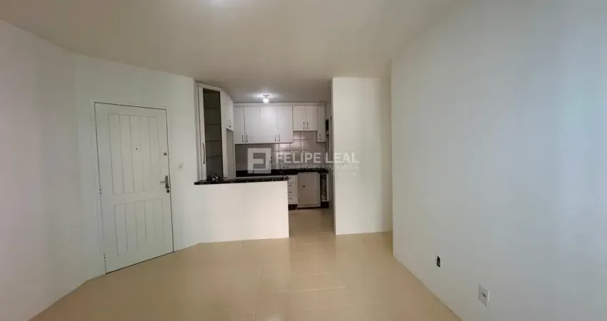 Apartamento com 02 dormitórios reformado no bairro barreiros - são josé