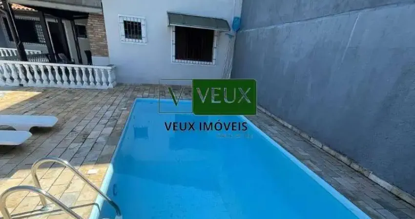 Casa com piscina próximo a praia em  Caraguatatuba