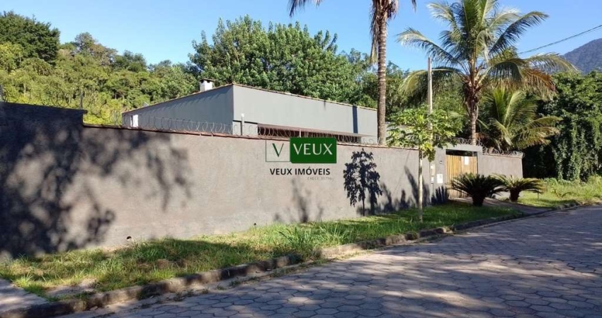 Casa com 3 quartos sendo 1 suíte a no  piscina com cascata