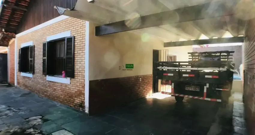 Compre casa com 2 quartos sendo 1 suíte , piscina e churrasqueira . Praia das palmeiras