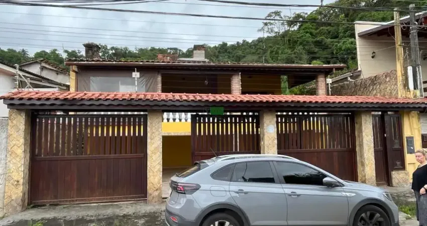Casa para locação, com 3 suítes, localizada ao lado do centro de Caraguatatuba