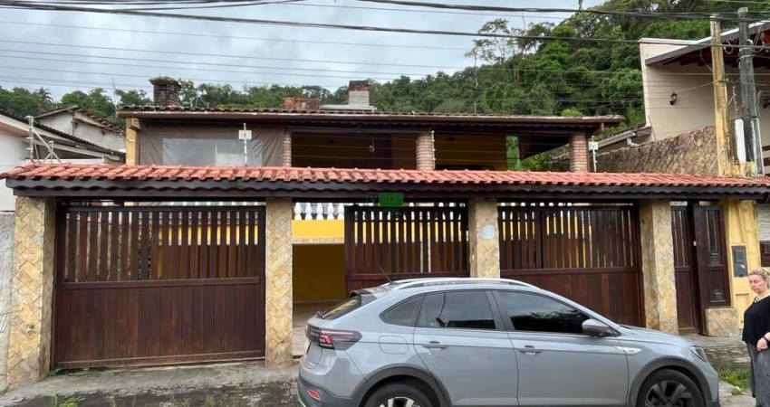 Casa para locação, com 3 suítes, localizada ao lado do centro de Caraguatatuba