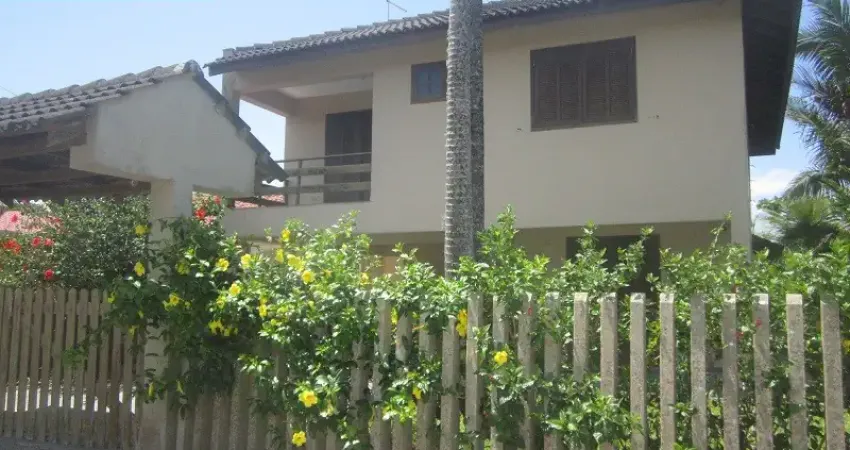Sobrado com 4 quartos. capacidade para 15 pessoas a 150 metros da praia