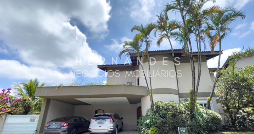 Luxuosa mansão em Alphaville: 4 quartos, 4 suítes, 3 salas, 7 banheiros, 3 vagas, 404m² - Santana de Parnaíba-SP.