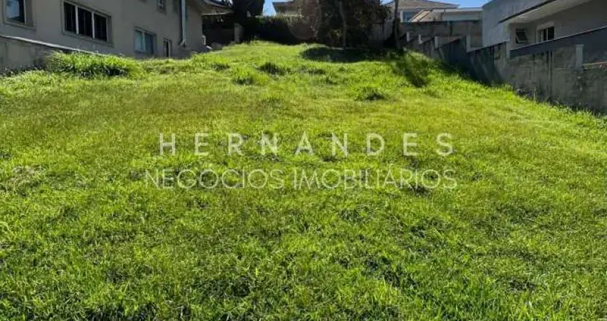 Condomínio Melville em Alphaville! Terreno com área total de 722,50 m² em aclive