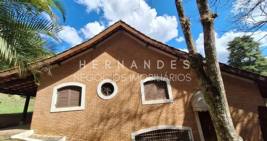 Casa em Condomínio à Venda em Santana de Parnaíba - 4 Quartos, 1 Suíte, 3 Salas, 3 Banheiros, 2 Vagas de Garagem e 750m² de Área.