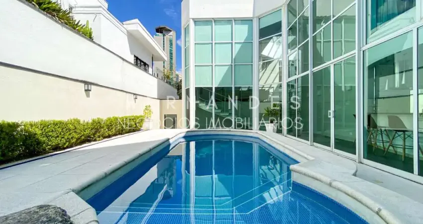 Casa de luxo em condomínio no Alphaville, Santana de Parnaíba-SP: 3 quartos, 3 suítes, 2 salas, 4 banheiros, 2 vagas, 400m².