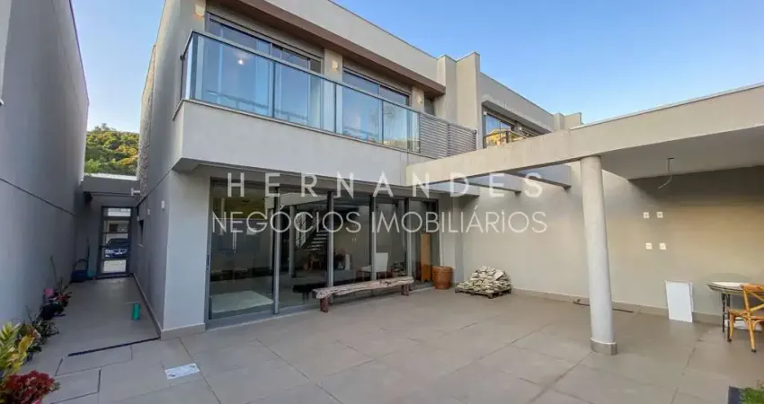 Excelente oportunidade: Casa em condomínio à venda ou locação em Tamboré, Santana de Parnaíba-SP! 3 quartos, 3 suítes, 2 salas, 2 vagas, 200m².