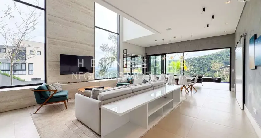 Casa de alto padrão em alphaville - santana de parnaíba-sp: 4 suítes, área gourmet, piscina e energia solar!