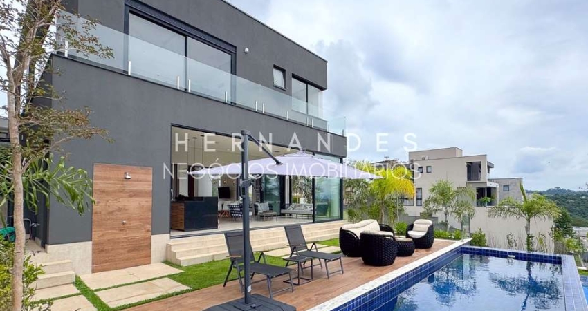 Casa de alto padrão em Alphaville - Santana de Parnaíba-SP: 4 suítes, área gourmet, piscina e energia solar!