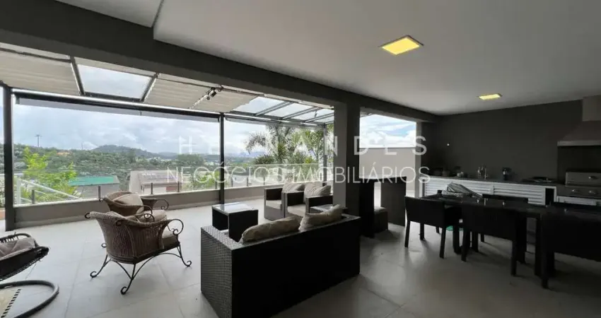 Casa de 3 quartos em condomínio no Alphaville, Santana de Parnaíba-SP: 300m², 3 suítes, 5 banheiros e 3 vagas.