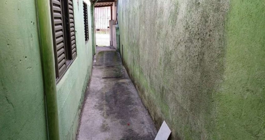 Casa com 2 dormitórios, 2 vagas de garagem, área de serviços, quintal lateral.