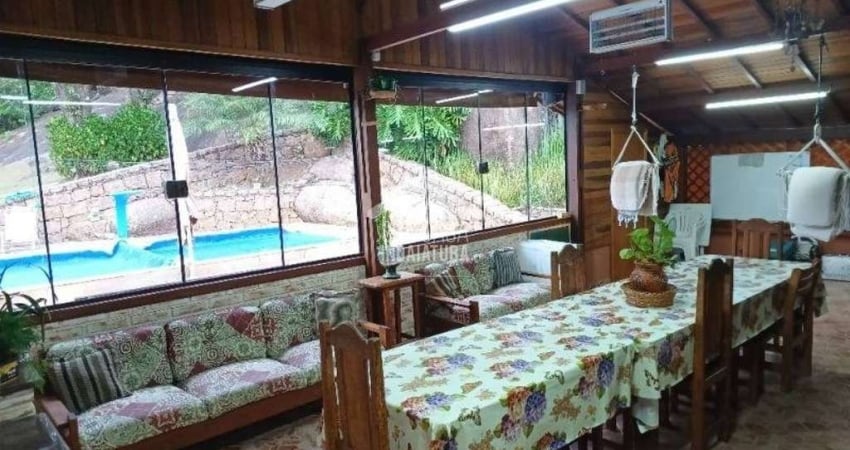 Chácara de 4.200m com casa de madeira e piscina no Vale das Laranjeiras