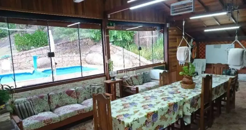 Chácara de 4.200m com casa de madeira e piscina no vale das laranjeiras