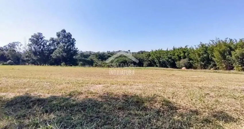 Lindo terreno no jardim do golf indaiatuba com fundo para o campo de golf e lago.